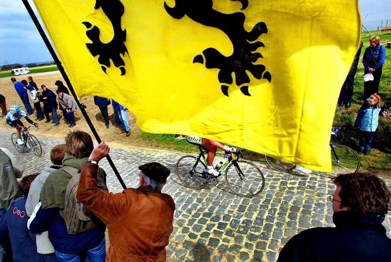 Renners passeren de top van de Oude Kwaremont tijdens de Ronde van Vlaanderen.