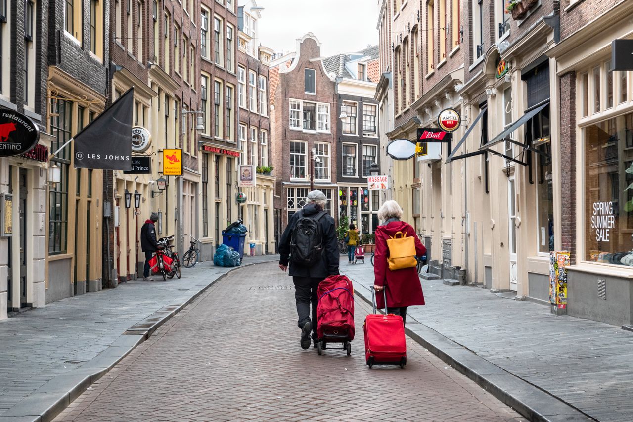 De gemeente Amsterdam wil de druk van toeristen verlagen door een verbod op vakantieverhuur in te stellen in wijken in het centrum van de stad.