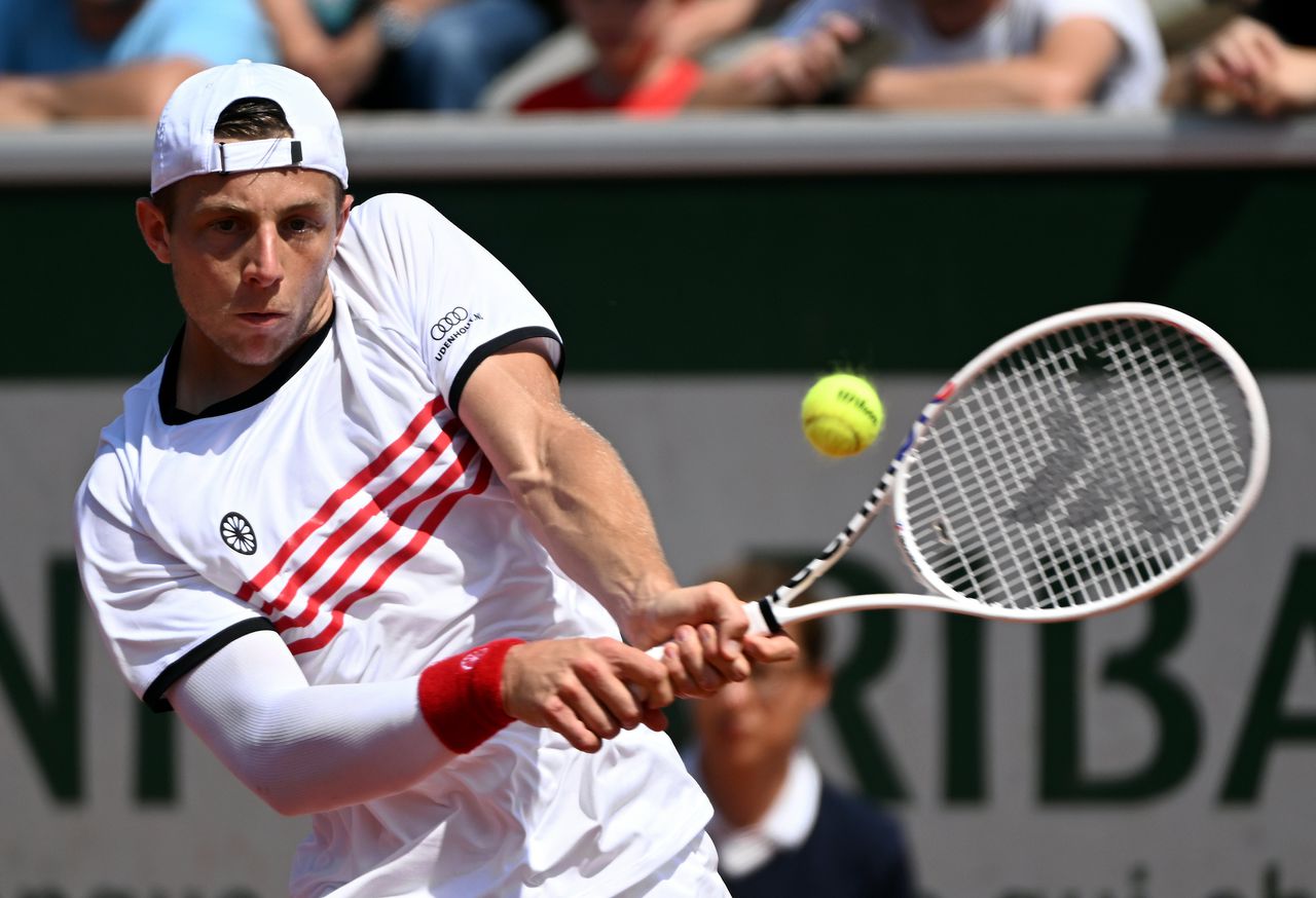 Tallon Griekspoor won in de eerste ronde van Roland Garros in vijf sets van de Spanjaard Pedro Martínez.