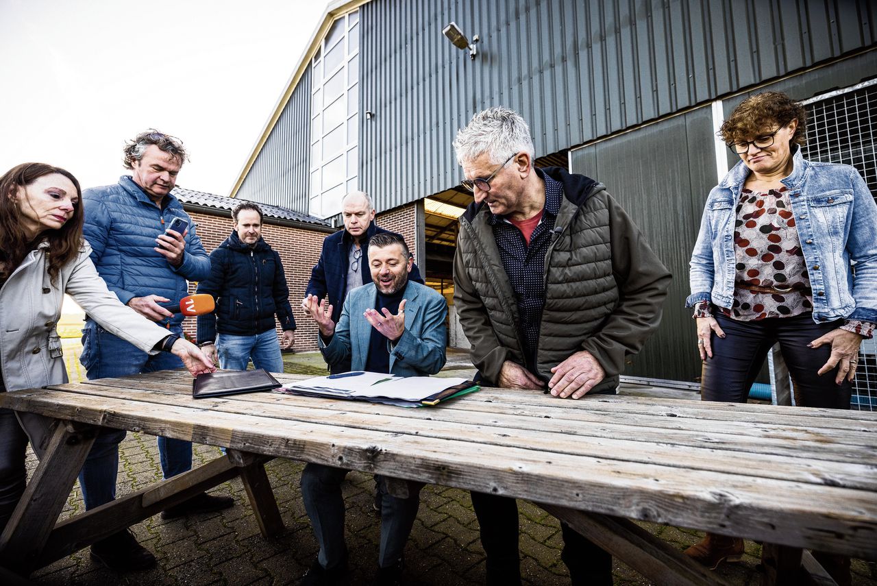 Rundveehouders Gert en Rianne Krol zetten samen met stikstof gedeputeerde Geert Gabriëls hun handtekening onder het vrijwillige opkoopcontract.