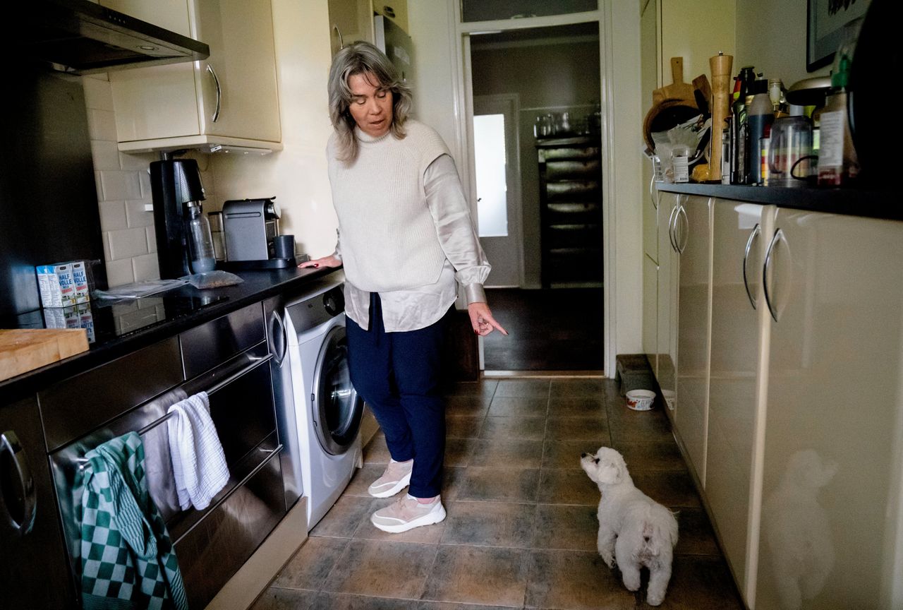 Elma Niessen in haar woning in de Haagse wijk Bezuidenhout. Elma maakt zich, net als veel andere wijkbewoners, grote zorgen over de stijging van de erfpacht.