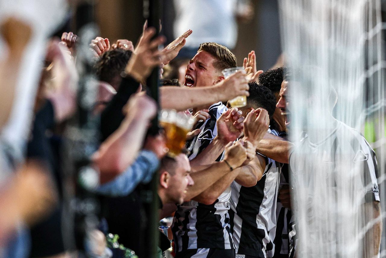 Lucas Schoofs van Heracles Almelo viert de 2-0 tegen Jong Ajax samen met de supporters.