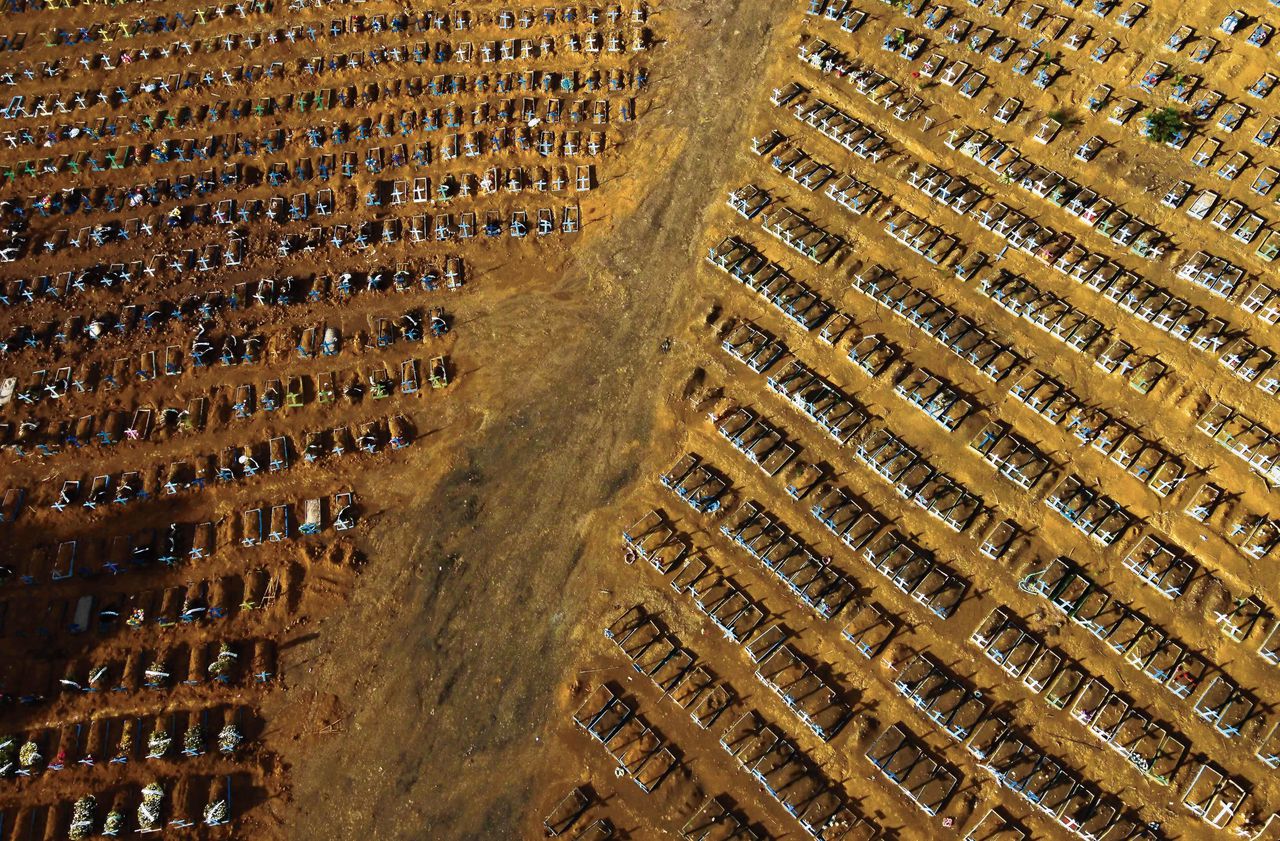 Een begraafplaats voor covidslachtoffers in Manaus, Brazilië, foto genomen op 21 november 2020.