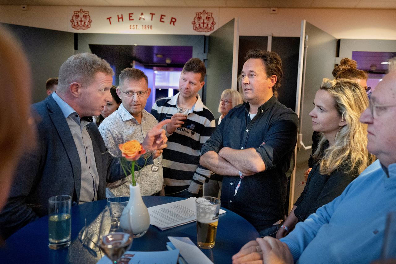 Verslaggever Xander van der Wulp, in gesprek met bezoekers van de publieskavond ‘NOS bij jou’.