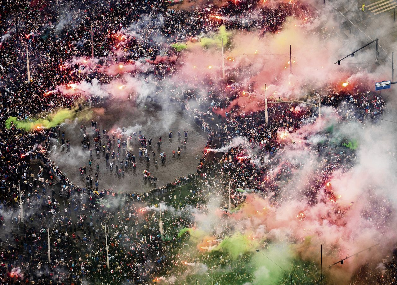 Luchtfoto van fans in en om de fontein op het Hofplein, tijdens de huldiging van Feyenoord. De voetbalclub werd voor het eerst in zes jaar landskampioen.