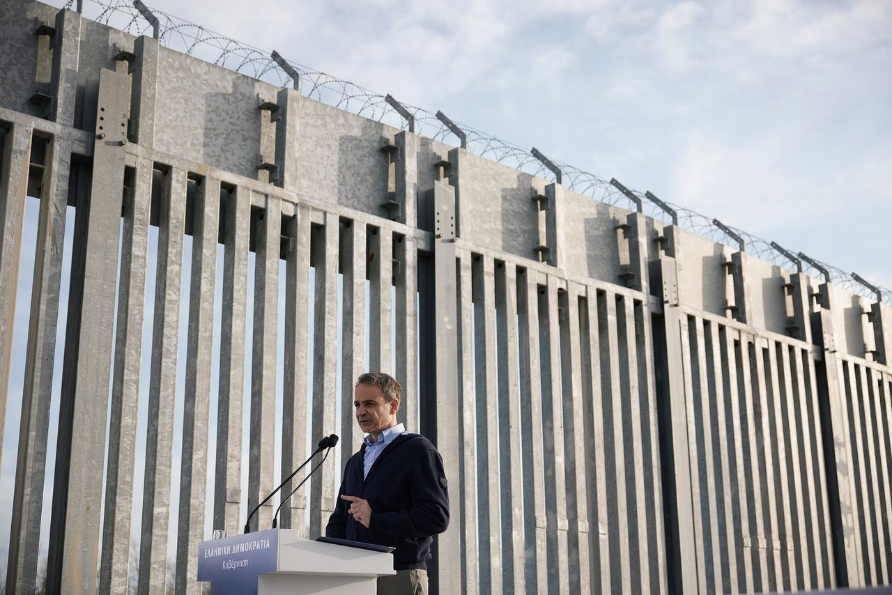 De Griekse premier Kyriakos Mitsotakis bij de grensmuur in de buurt van het plaatsje Feres. Hij beloofde de muur verder uit te breiden.