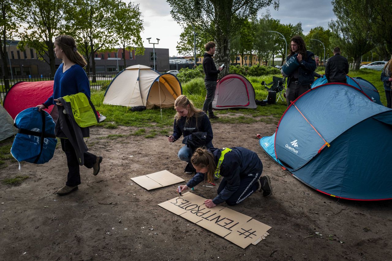 Demonstranten eerder dit jaar voor de hekken van het aanmeldcentrum in Ter Apel.