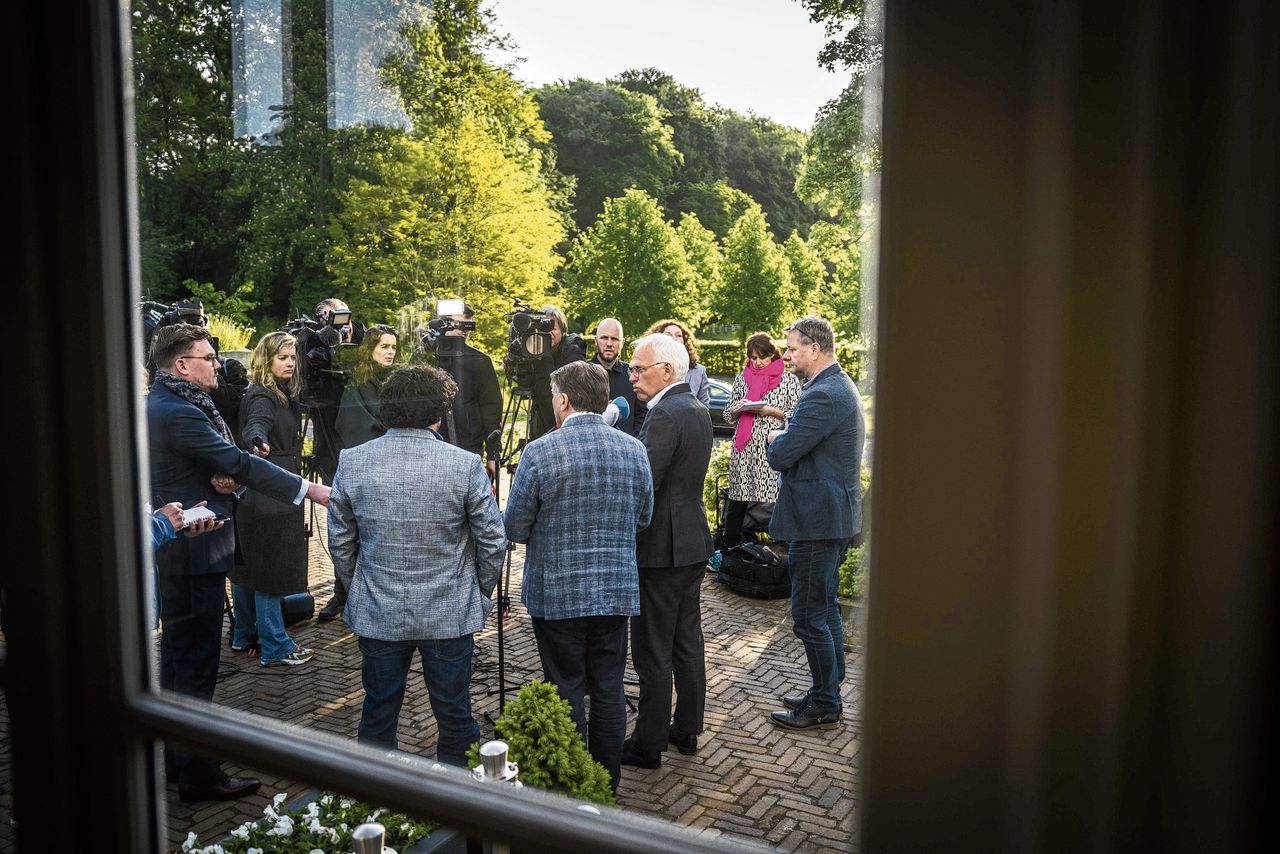 Minister Piet Adema (Landbouw, CU) staat de pers te woord na een overleg over het mislukte landbouwakkoord.