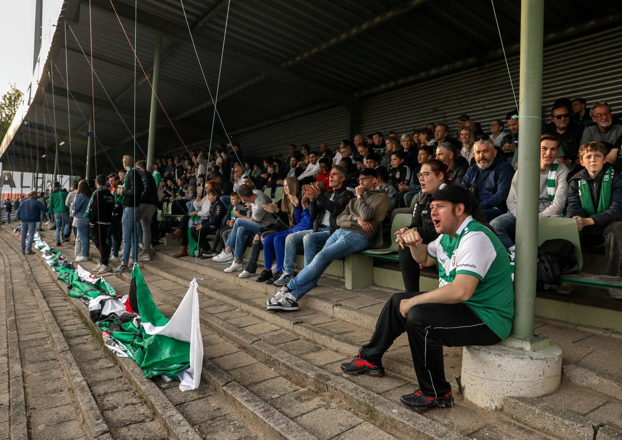 Supporters in het stadion van FC Dordrecht vrijdag voor de wedstrijd tegen Top Oss.