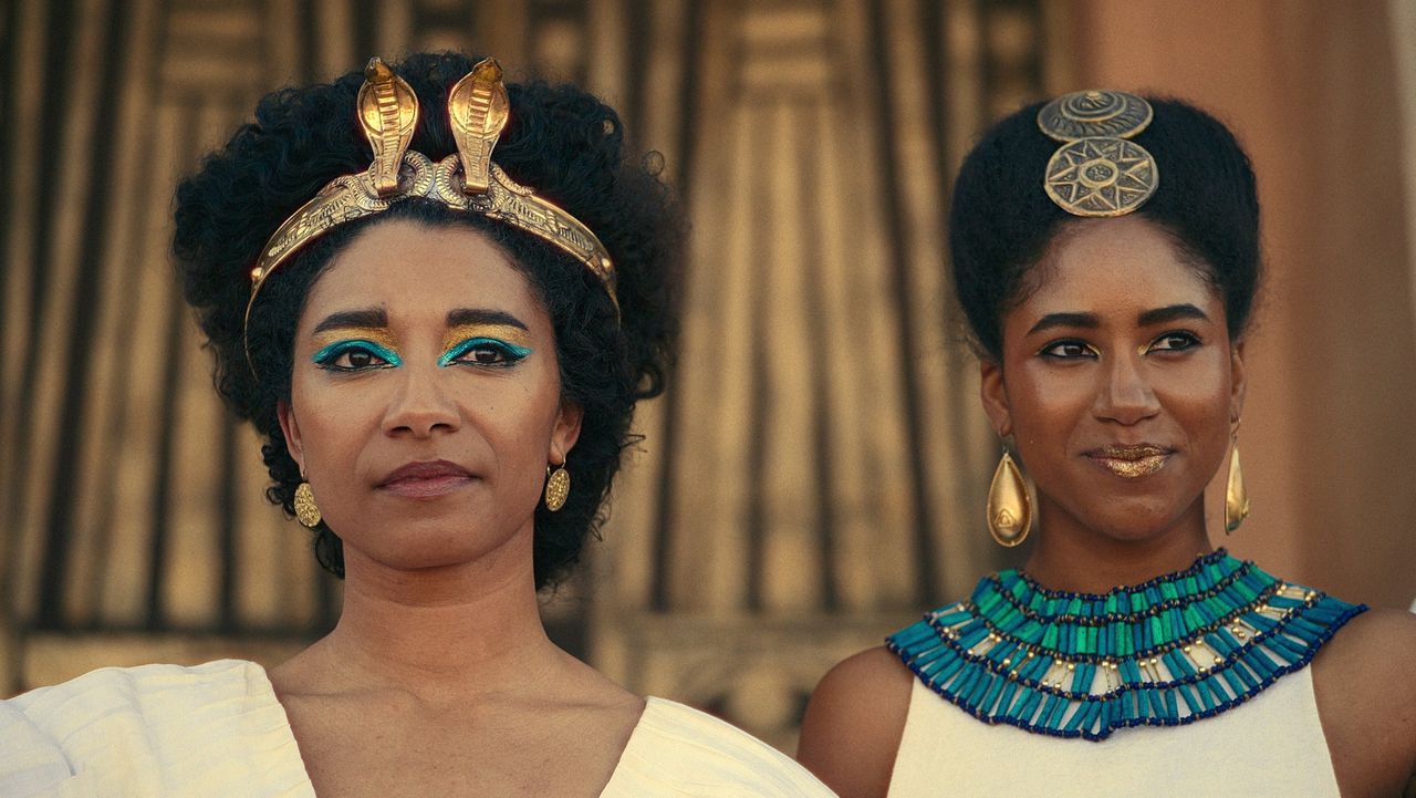 Volgens Adele James, hier als Cleopatra (links), bestaat er niet zoiets als ‘Blackwashing’