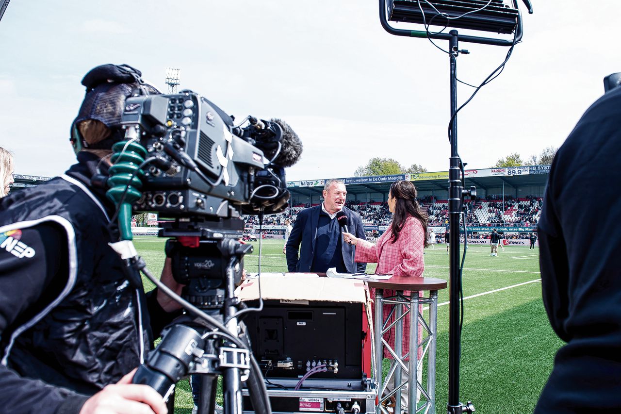 FC Twente-coach Ron Jans in gesprek met Aletha Leidelmeijer van sportzender ESPN voor het Eredivisieduel bij FC Emmen, afgelopen zondag.