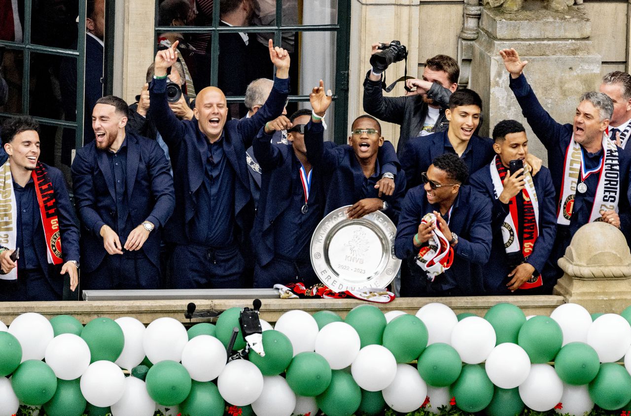 De Feyenoord-selectie maandagmiddag met de kampioensschaal op het balkon van het stadhuis in Rotterdam.