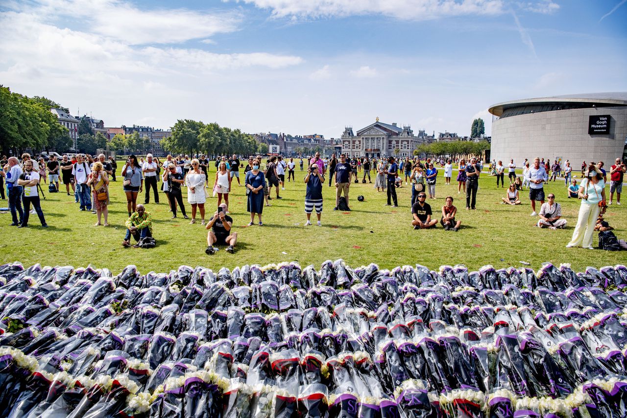 Op het Museumplein in Amsterdam werd in 2020 gedemonstreerd tegen de moord op Bas van Wijk.