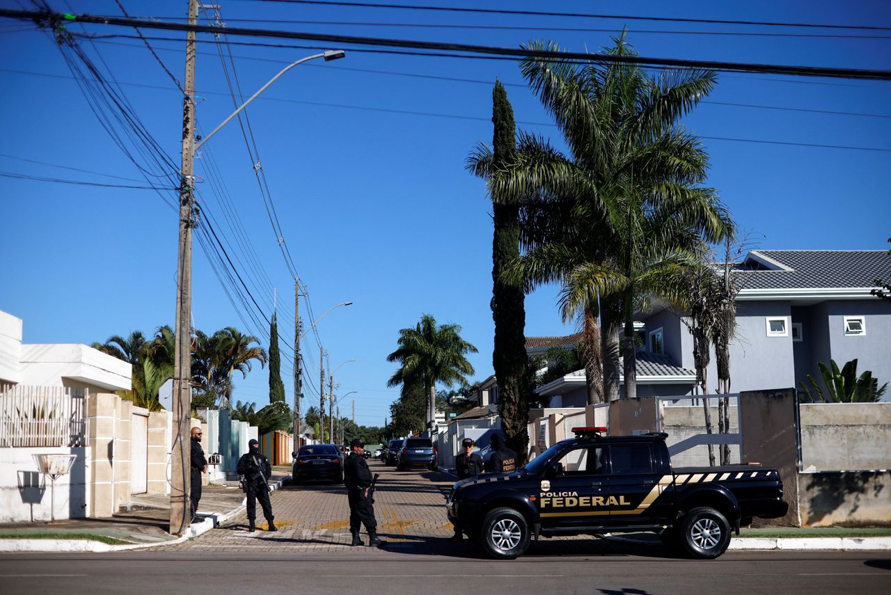 De federale politie houdt de wacht bij het huis van de voormalige Braziliaanse president Bolsonaro.