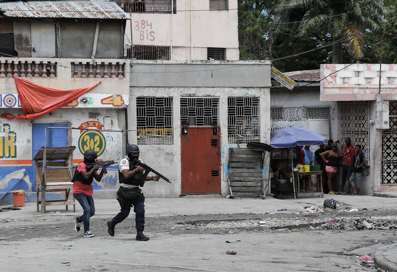 Op de straten van Port-au-Prince vecht de politie openlijk tegen bendeleden.