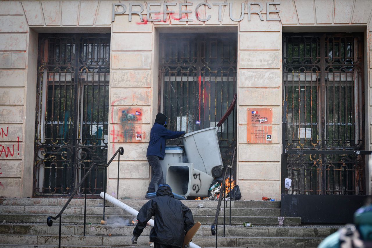 In Nantes raakten gemaskerde demonstranten slaags met de politie.