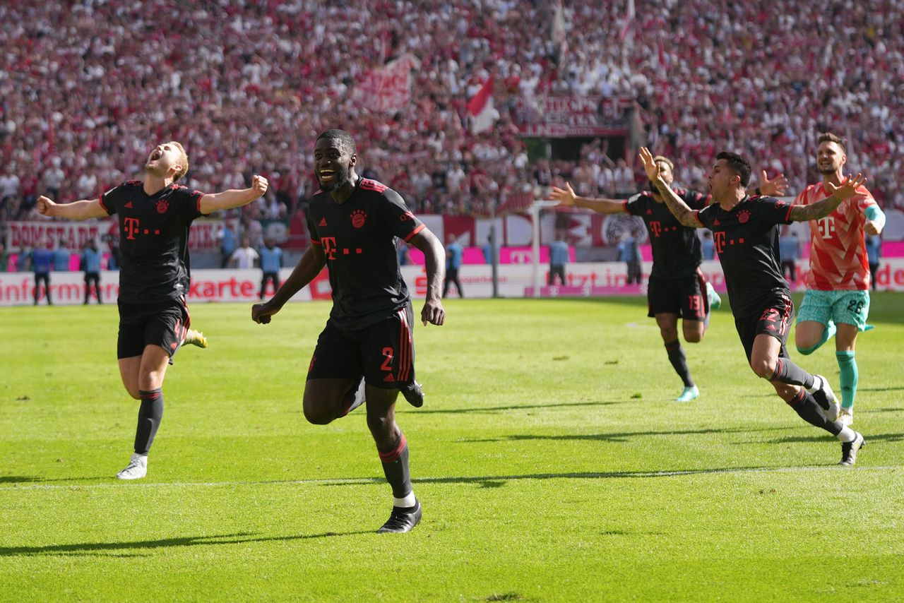 De spelers van Bayern München vieren in Keulen de elfde landstitel op rij.