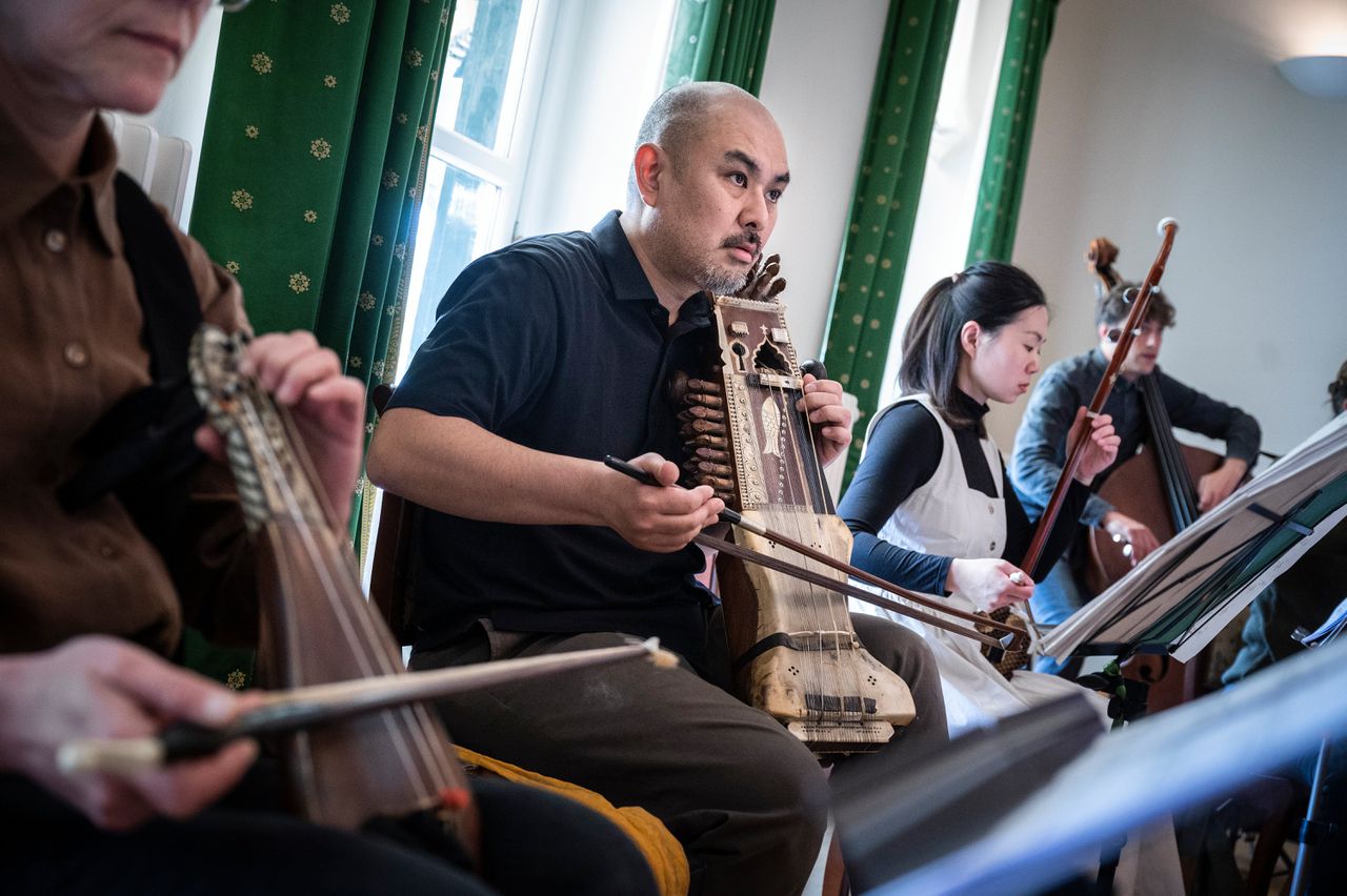 Strijkers uit het nieuwe Atlas Ensemble. In het midden de Indiase sarangi, links de Turkse kemençe, rechts de Chinese zonghu.