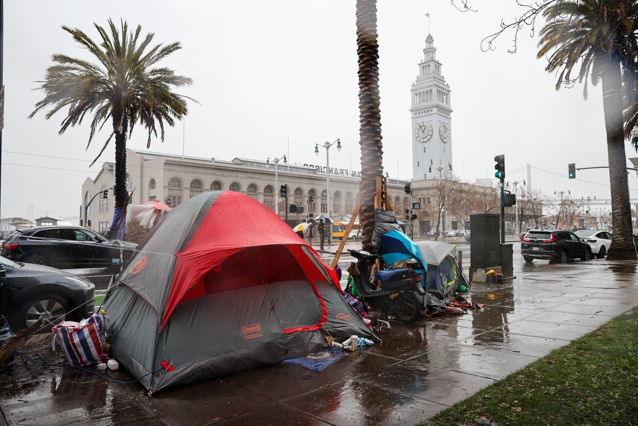 Tenten van daklozen op Embarcadero Street in San Francisco