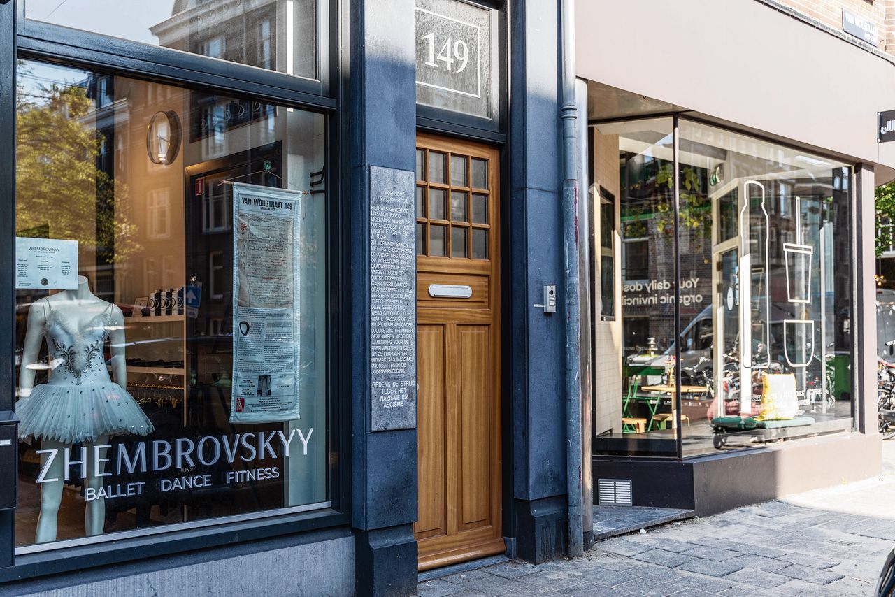 IJssalon Koco in de Amsterdamse Van Woustraat is nu een dansschool en een fitness. Een plaquette herinnert aan het verzet van ijssalon-eigenaren Ernst Cahn en Alfred Kohn tegen de nazi’s.