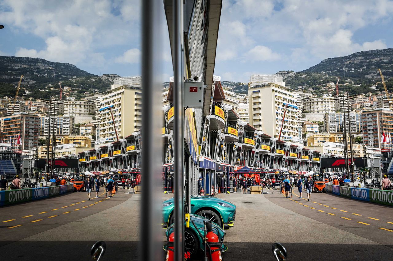 De pitlane in aanloop naar de Grote Prijs van Monaco.