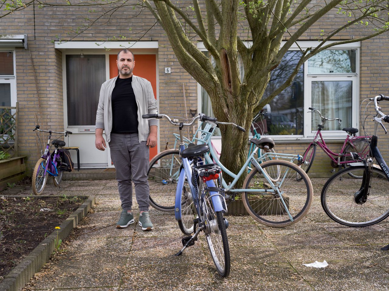 Omar Ayoub woont nu met zijn gezin in Heerenveen. Zijn huis in Syrië werd ingenomen door een militair.