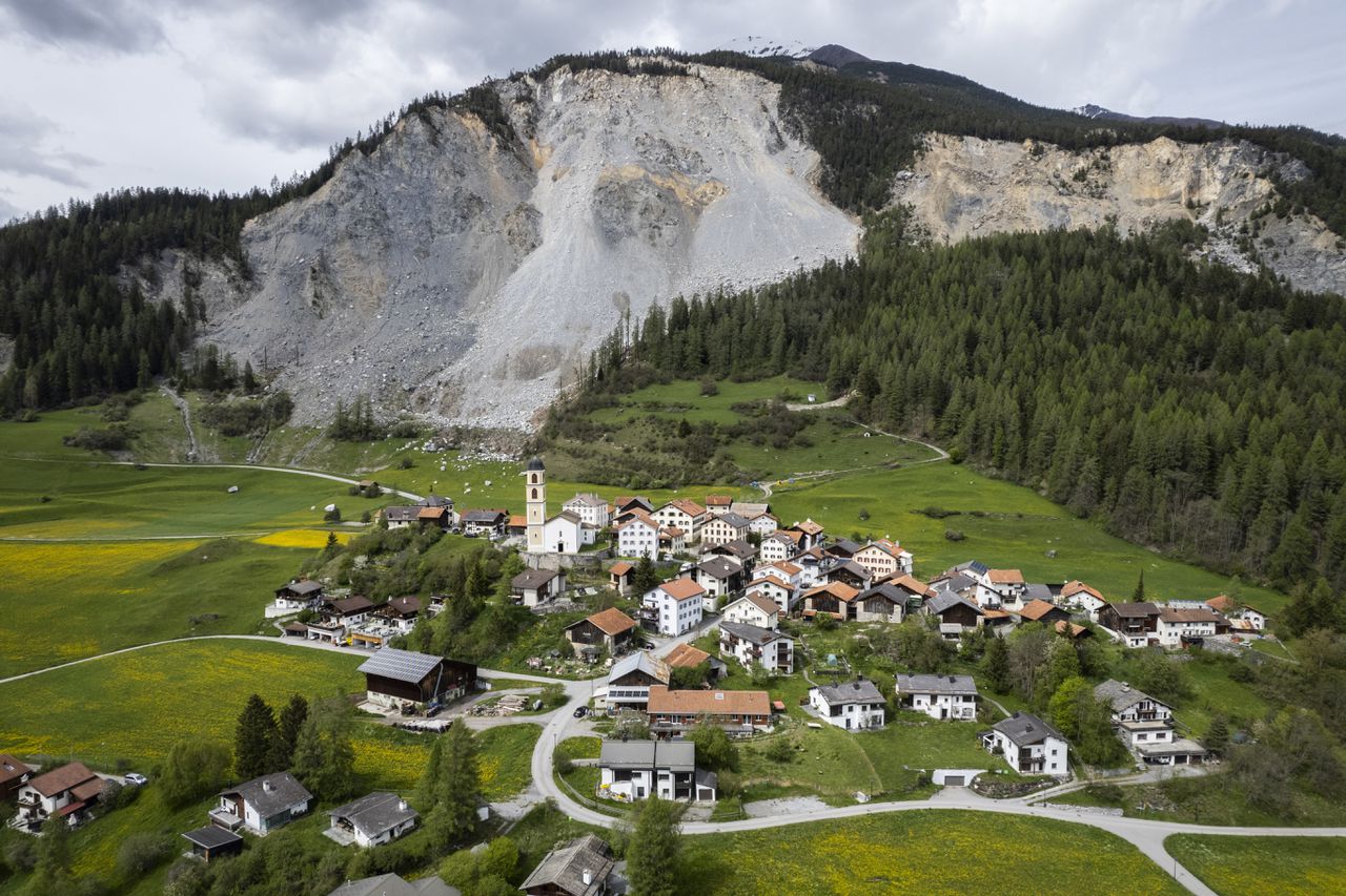 Het dorpje Brienz ligt onder een rotshelling, waarvan geregeld stukken afbreken.