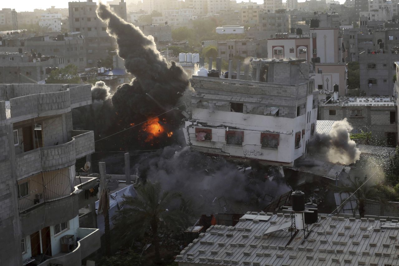 Rook en vuurt na Israëlische raketaanval op een gebouw in Gaza.