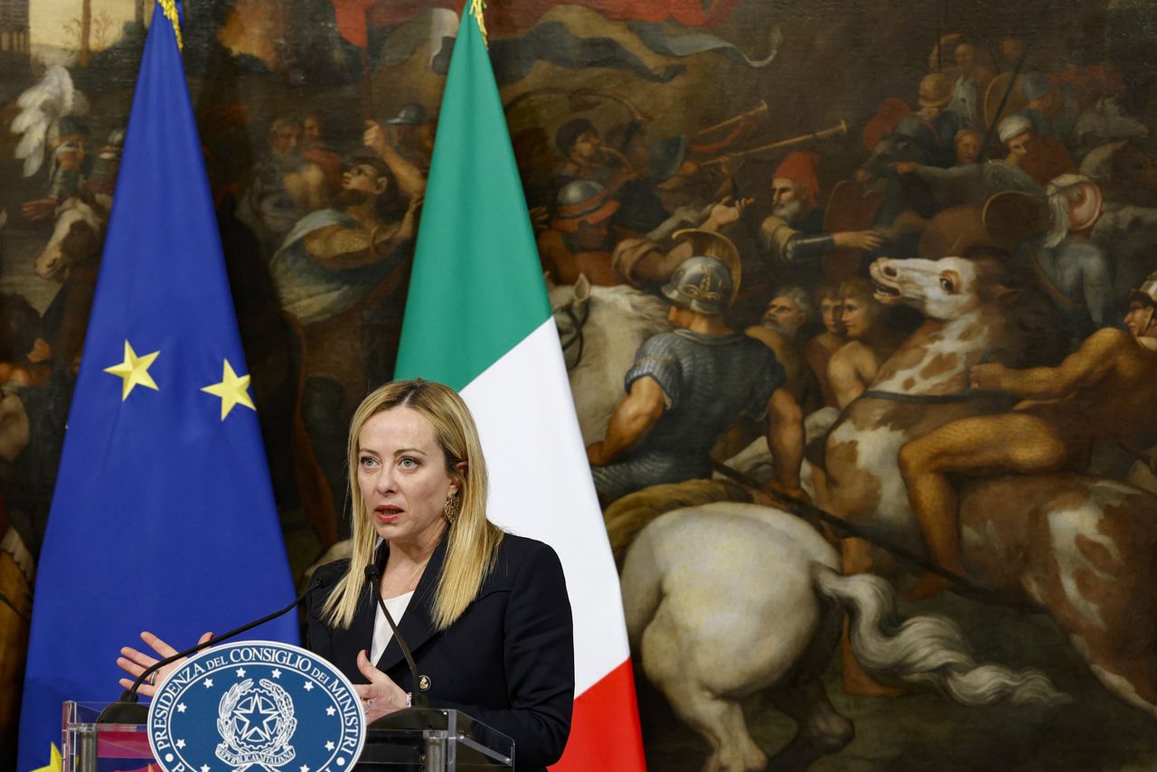 De Italiaanse premier Giorgia Meloni op een conferentie. Vanwege beledigingen aan haar adres heeft de Italiaanse minister van Buitenlandse Zaken een bezoek aan Parijs afgezegd.