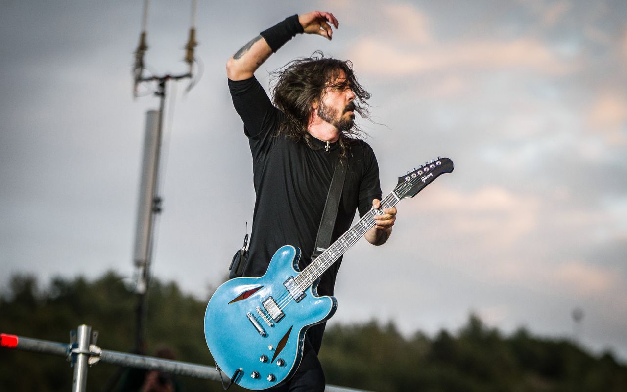 Leadzanger Dave Grohl op het podium van Pinkpop in 2018.