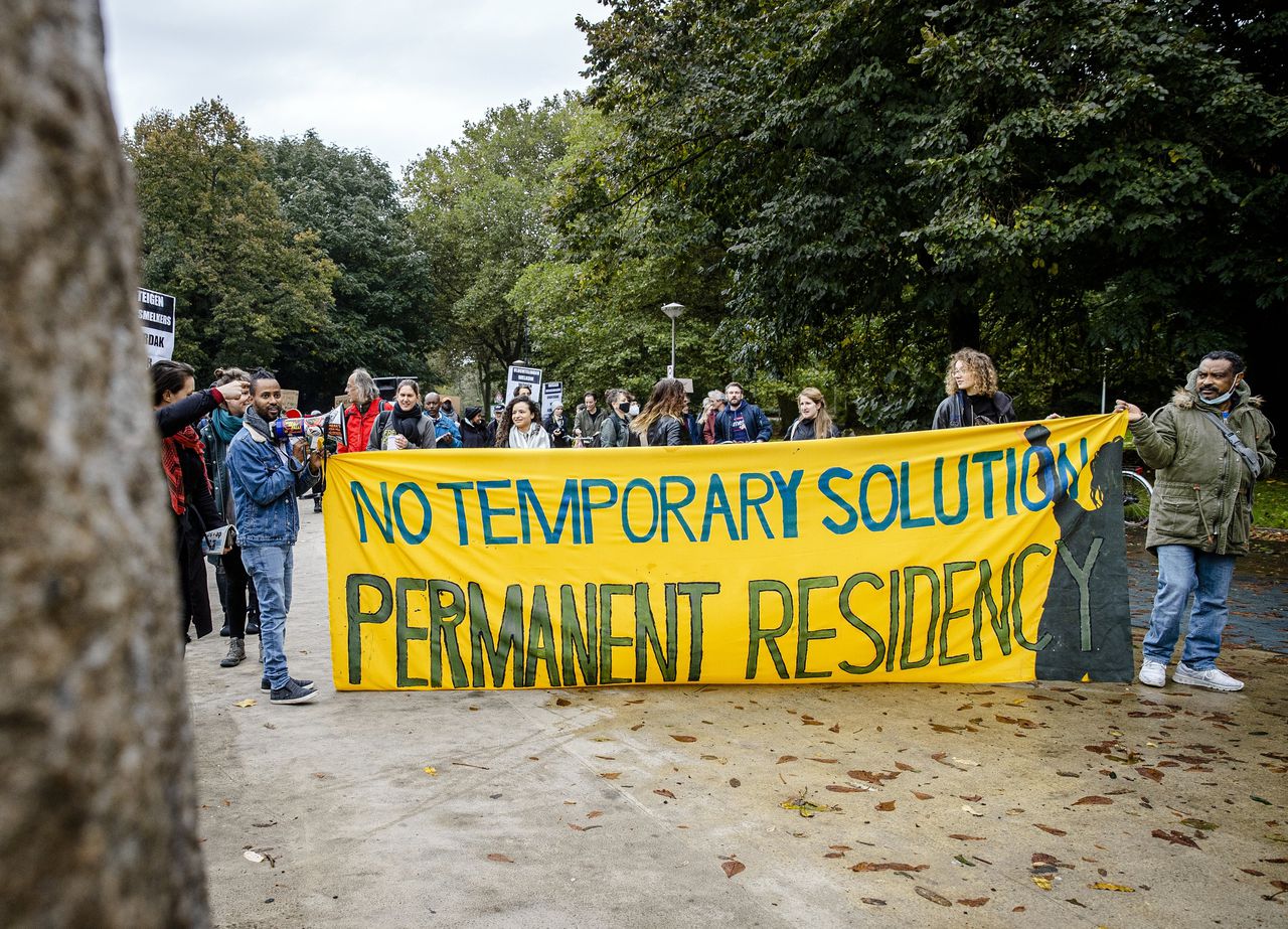 Demonstranten voeren actie voor een permanent verblijf voor ongedocumenteerde vreemdelingen.