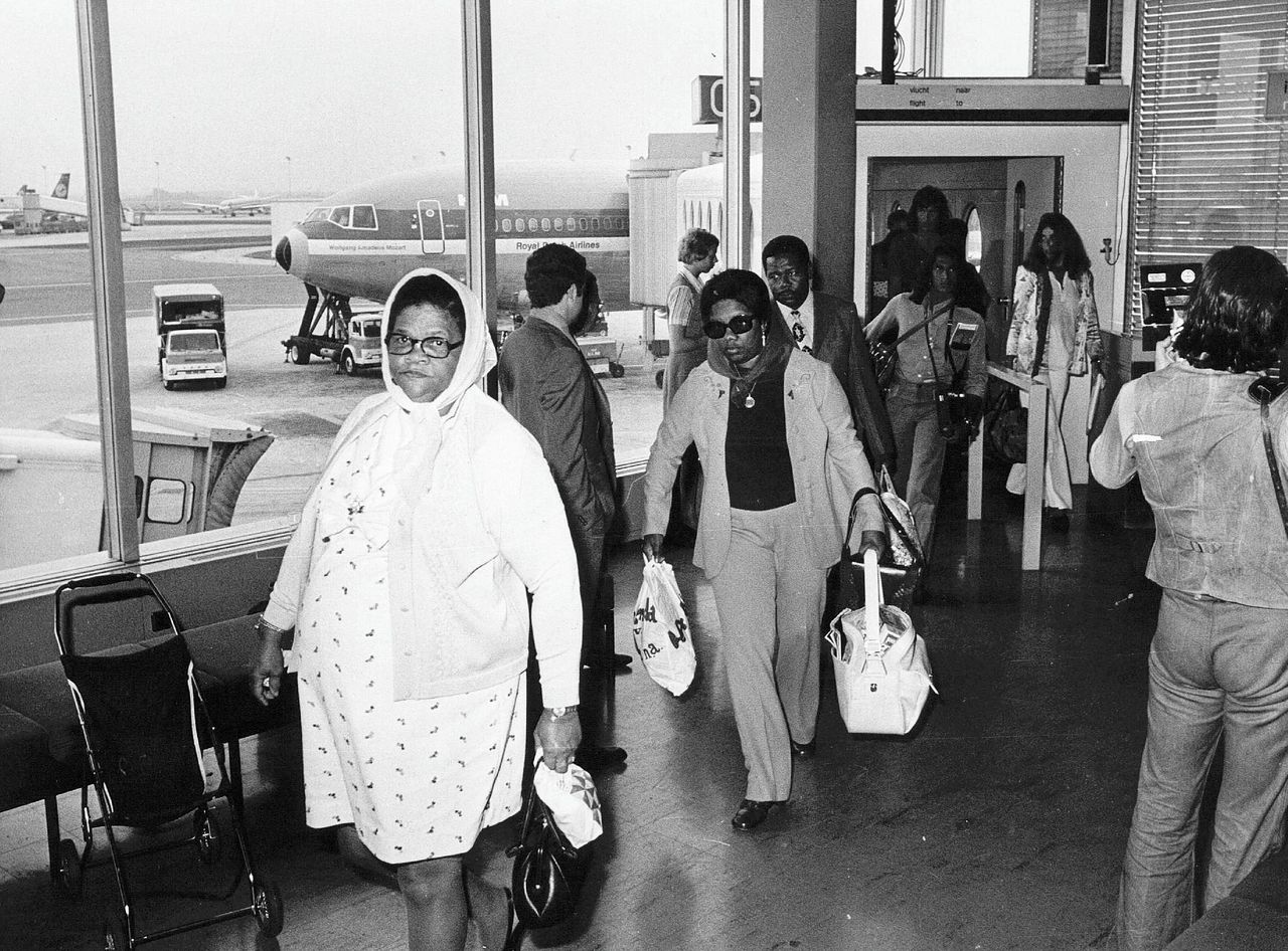 Surinamers komen in 1974 aan op luchthaven Schiphol.