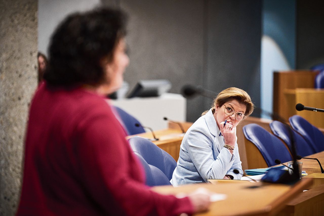 Minister Christianne van der Wal (Natuur en Stikstof) luistert naar Caroline van der Plas (BBB) tijdens het debat over het stikstoffonds woensdag. Het kabinet heeft 24 miljard euro gereserveerd voor de aanpak van de stikstofcrisis.