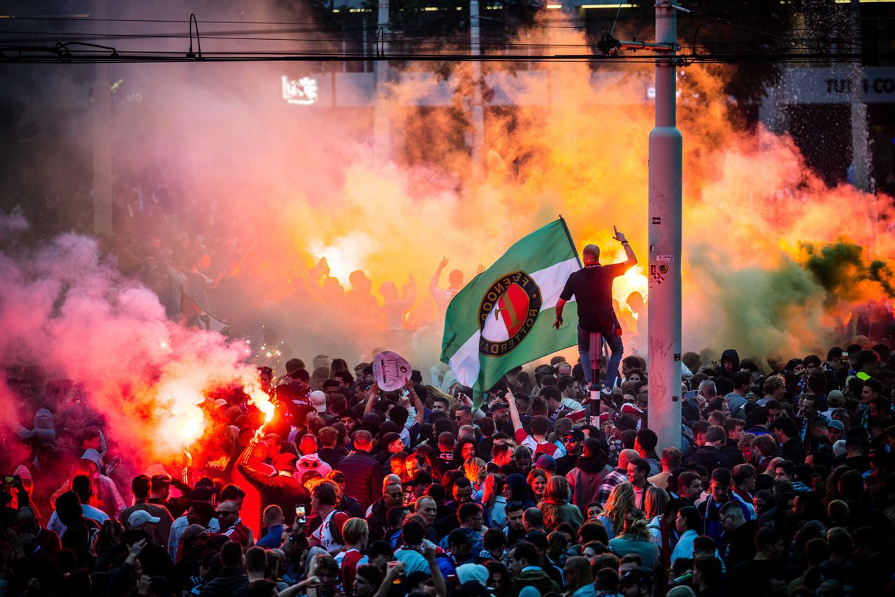 Feyenoord-supporters vieren in en rond de Hofpleinfontein het kampioenschap van Feyenoord.