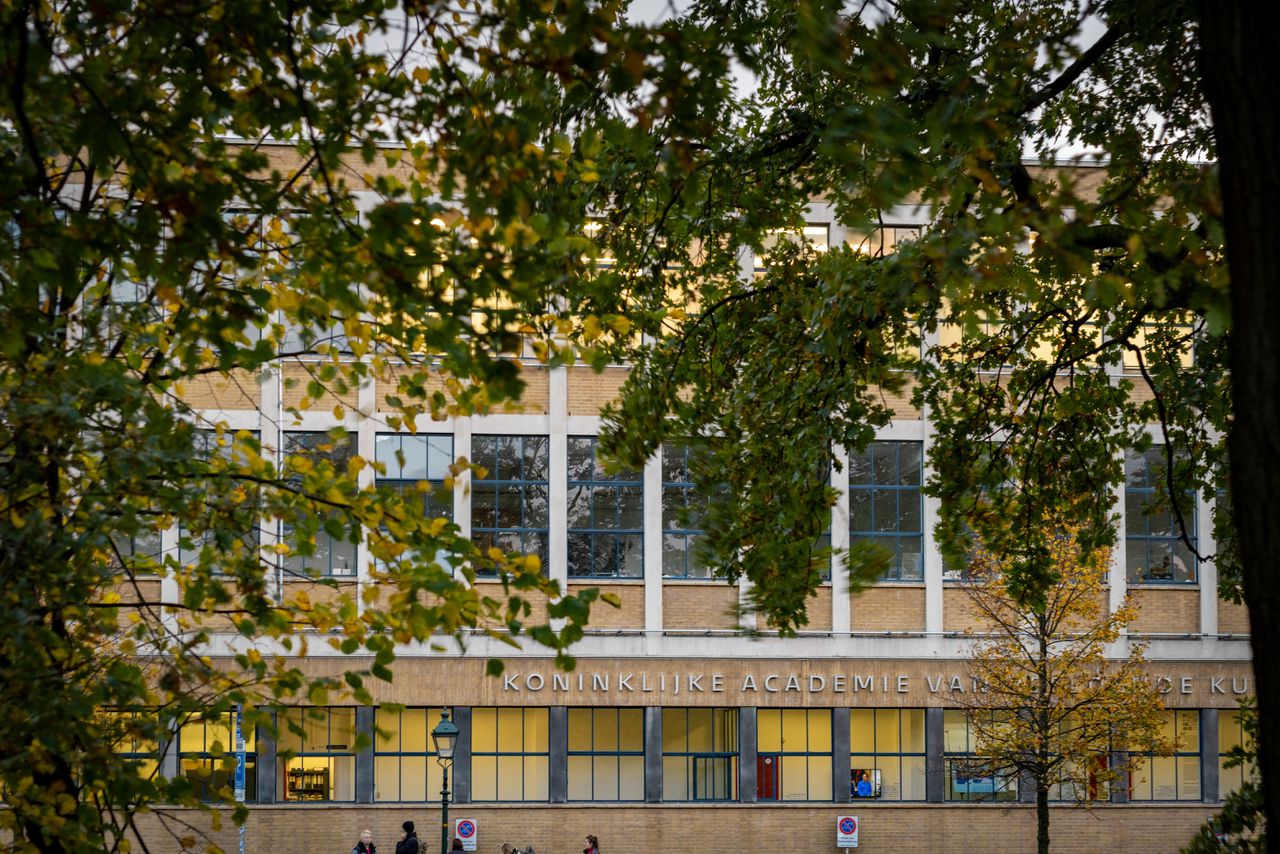 De Koninklijke Academie voor Beeldende Kunsten in Den Haag, directeur Ranti Tjan heeft een conflict met de Hogeschool der Kunsten, waar de KABK onder valt.