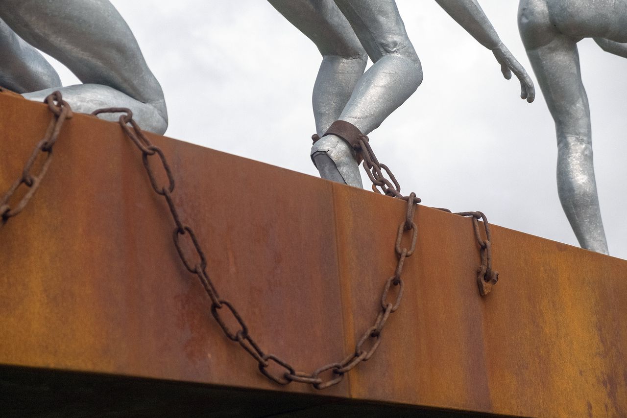 Detail van het Rotterdamse slavernijmonument van kunstenaar Alex da Silva.