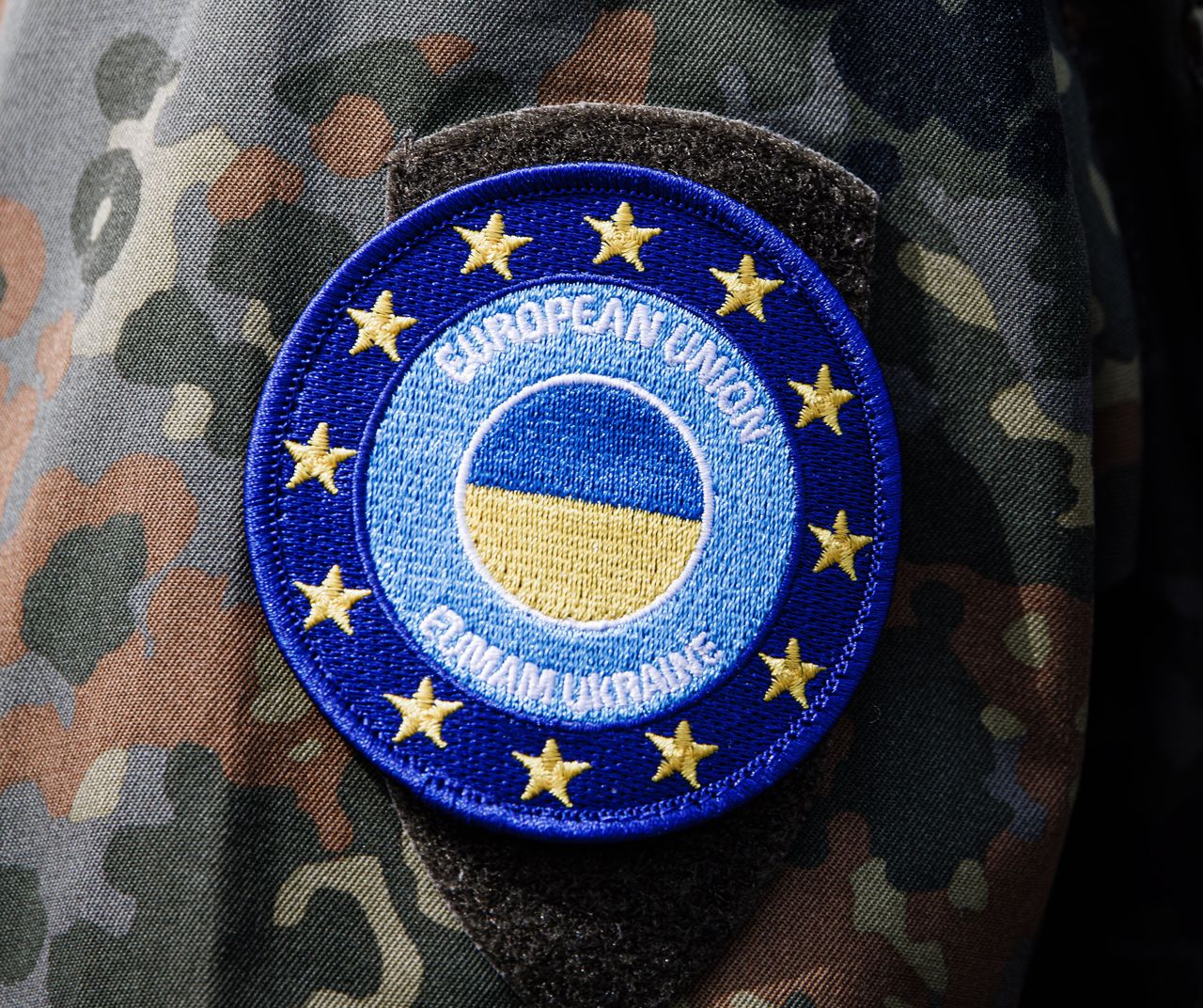 Insigne van de ‘European Union Military Assistance MissionUkraine’ op het uniform van een Duitse militair.