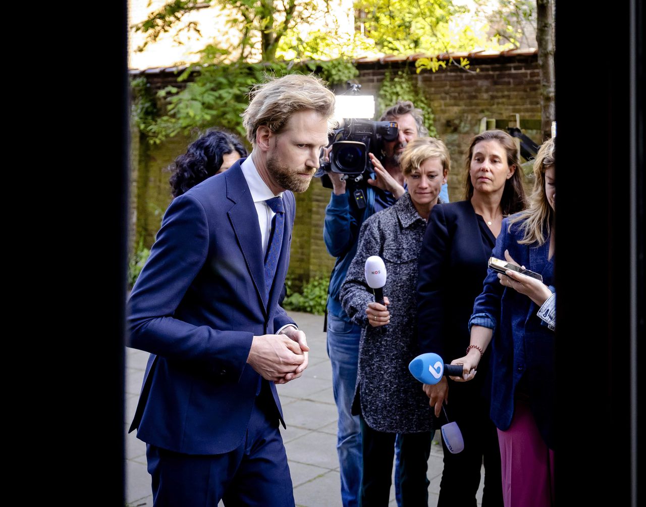 Minister Dennis Wiersma na zijn gesprek met de VVD-fractie.