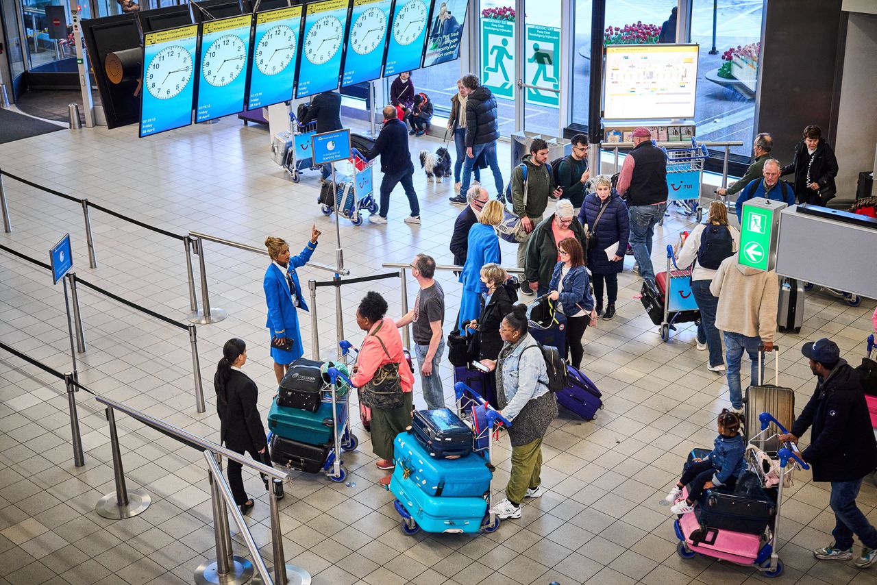 Reizigers op luchthaven Schiphol.