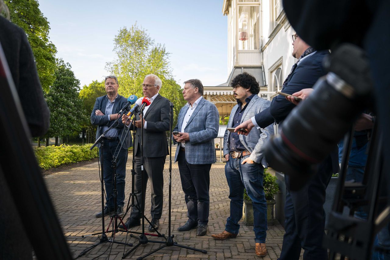 Minister Piet Adema (Landbouw, Natuur en Voedselkwaliteit) staat bij Villa Ockenburgh de pers te woord na een overleg over het landbouwakkoord.