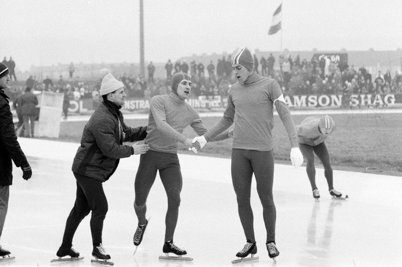 Coach Leen Pfrommer (links) met Kees Verkerk (midden) en Ard Schenk in 1969 tijdens het Nederlands kampioenschap.