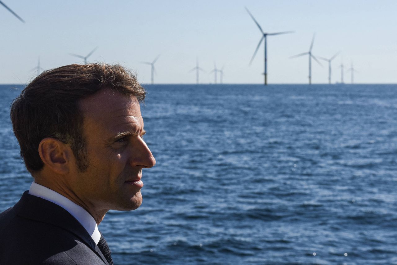 De Franse president Emmanuel Macron bij een offshore windpark in West-Frankrijk vorig jaar.