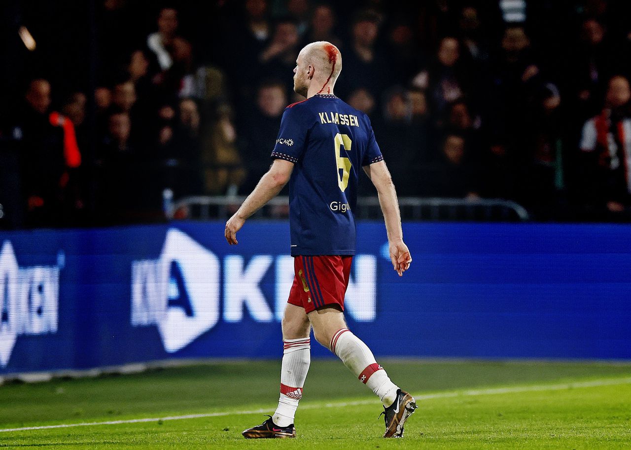 Ajacied Davy Klaassen verlaat het veld met een bebloed hoofd.