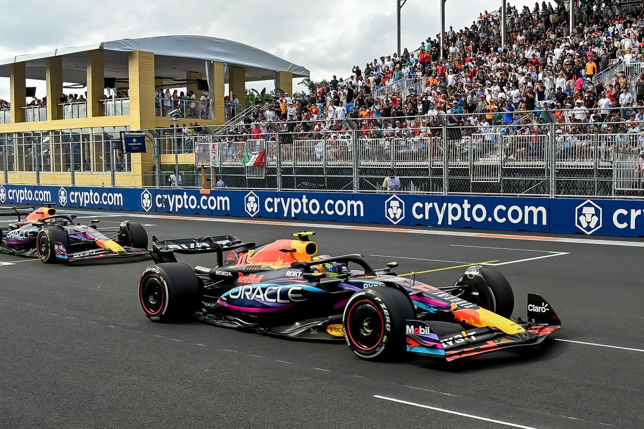 Verstappen rijdt voor ploeggenoot Pérez op de baan in MIami.