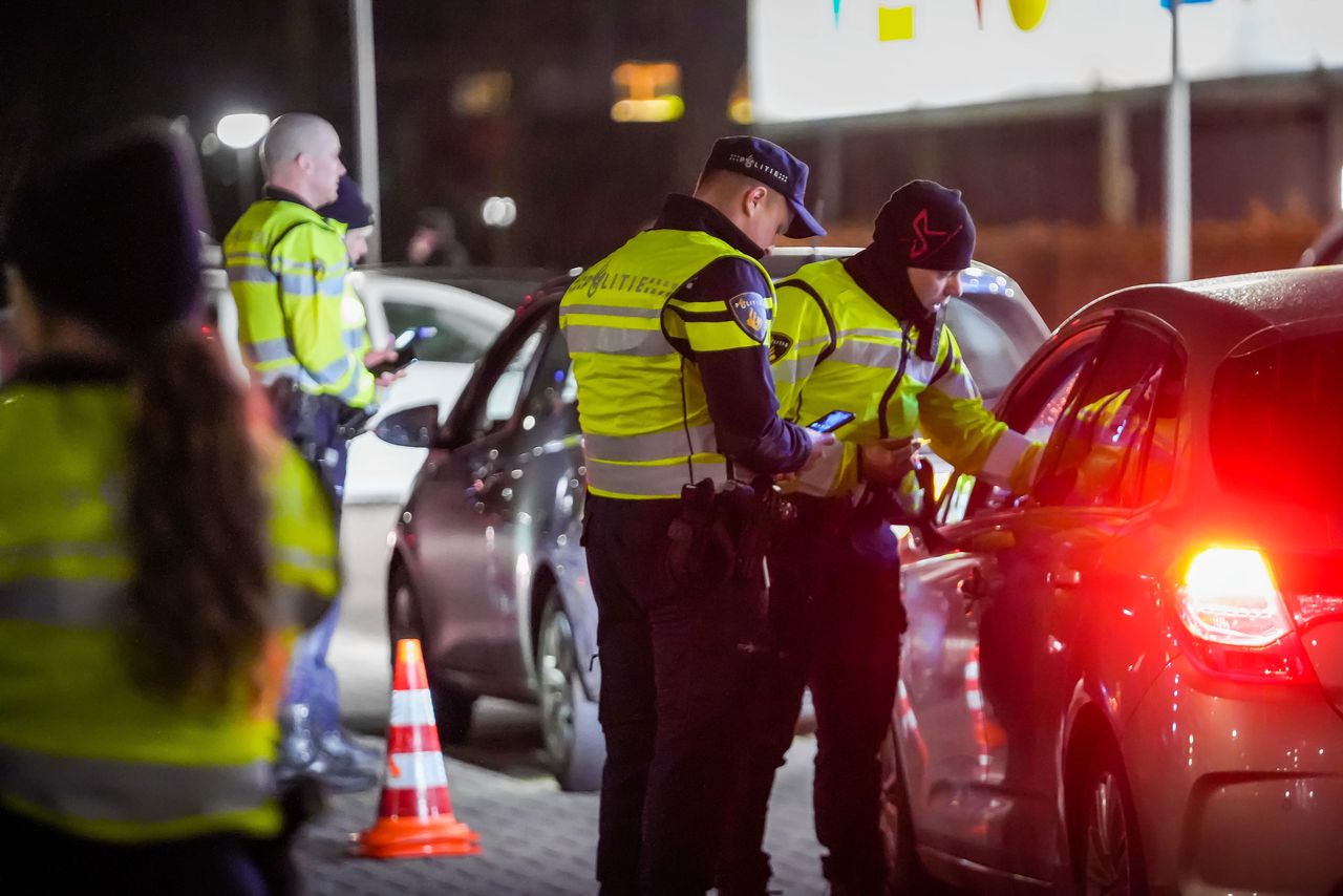 De politie houdt een alcoholcontrole.