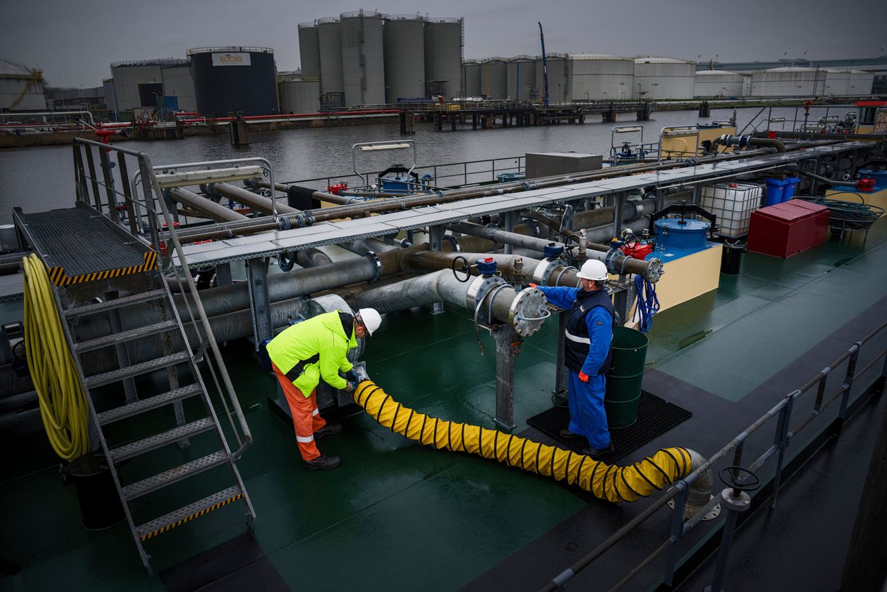 Medewerkers demonstreren de ontluchting op binnenvaartschip Primera.