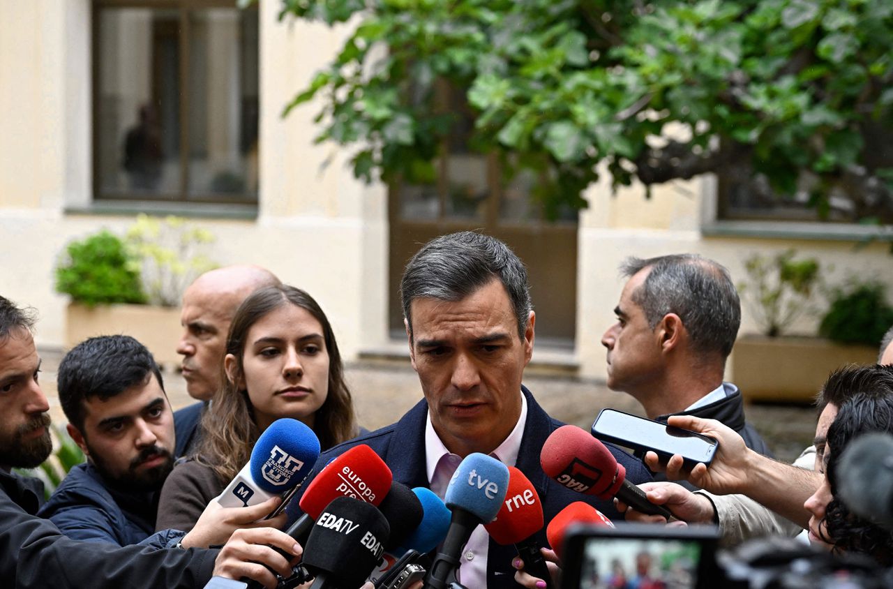 De Spaanse premier Pedro Sánchez staat de pers te woord daags na de voor zijn socialistische partij slecht verlopen regionale verkiezingen.