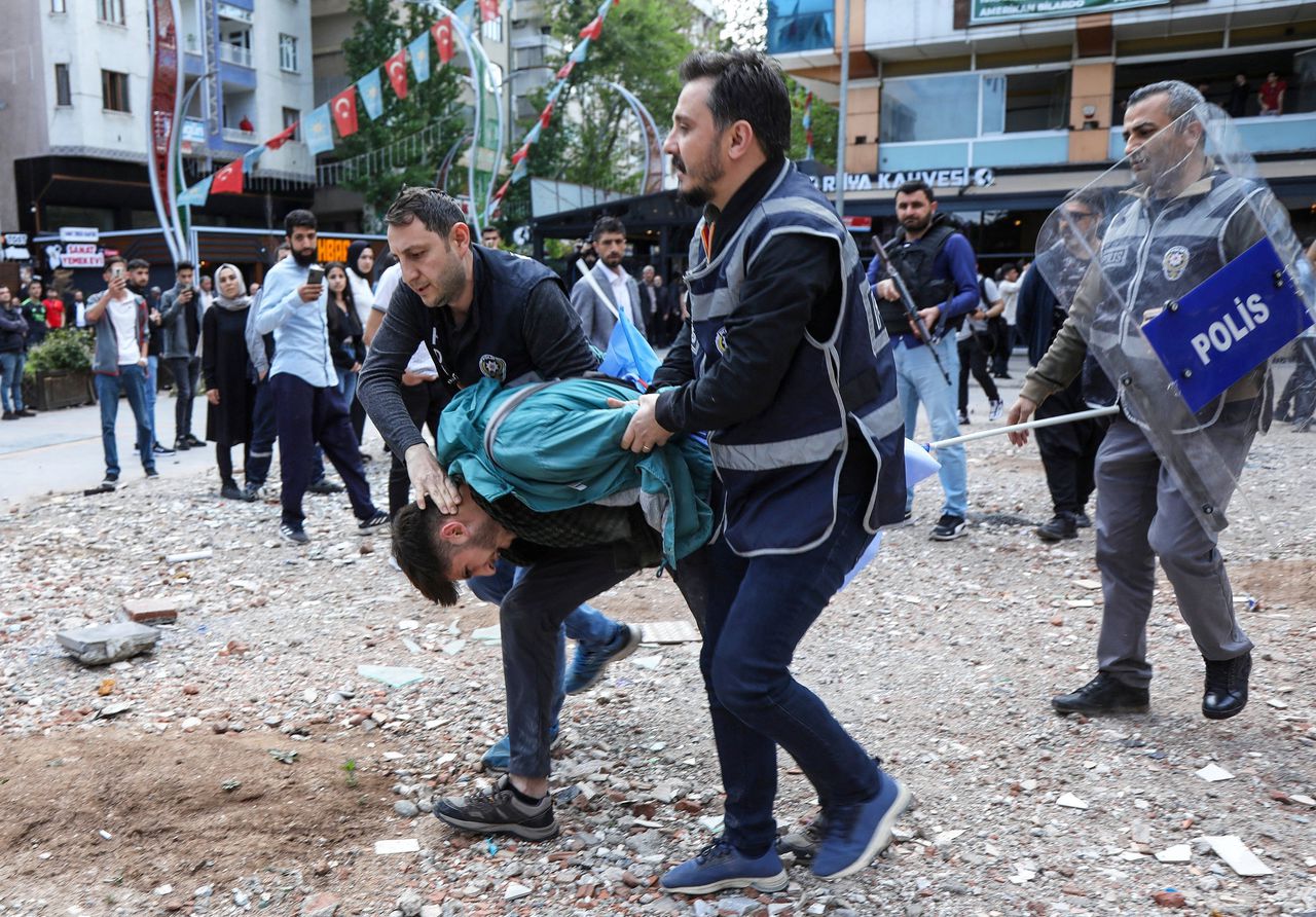 De arrestatie van meer dan honderd activisten, oppositiepolitici en journalisten in de regio rond de Koerdische stad Diyarbakir leidde daar eind april tot protesten, waarbij opnieuw mensen werden opgepakt.