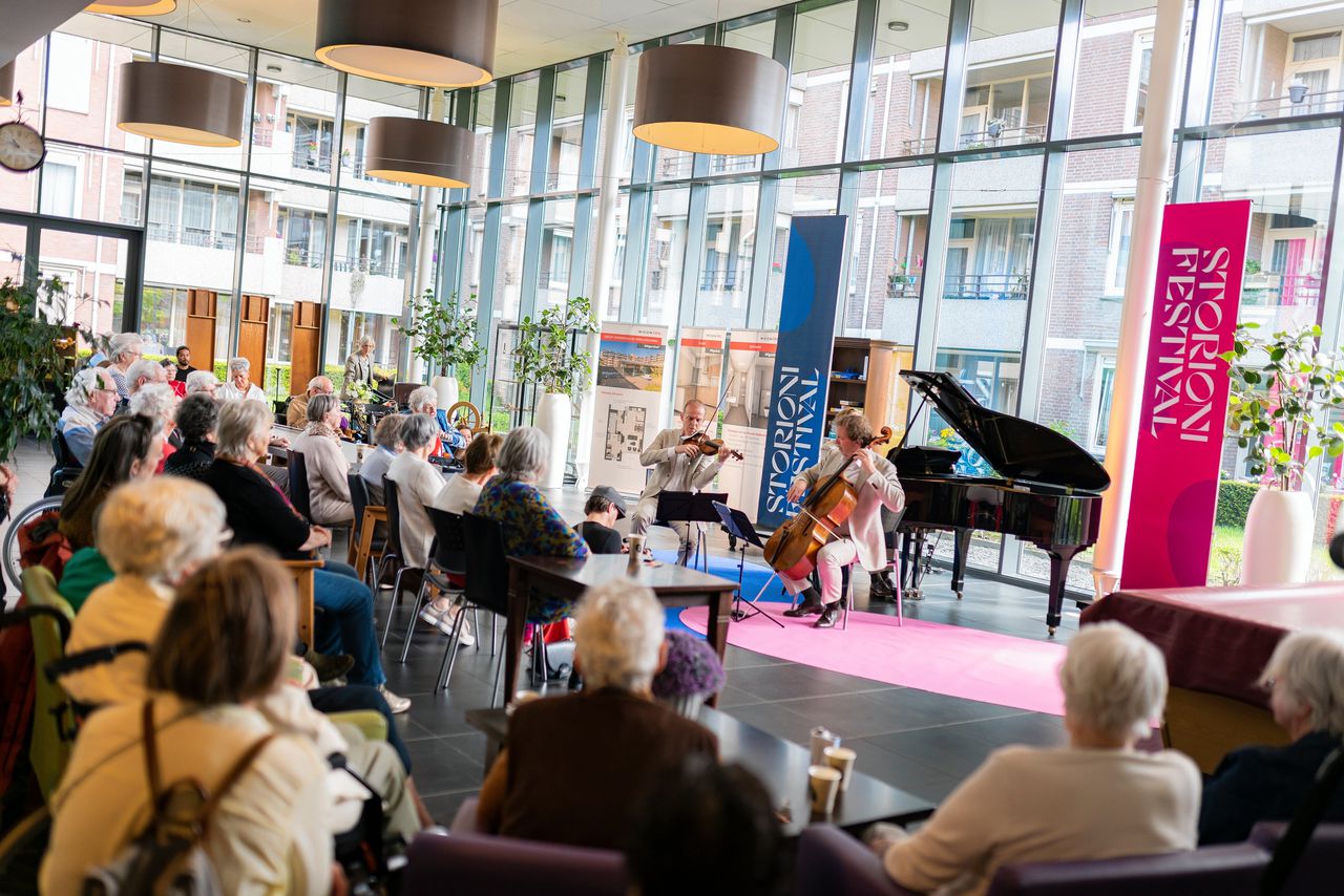 Het Storioni Trio tijdens hun optreden in de ontvangsthal van woonzorgcentrum Wilgenhof in Eindhoven.