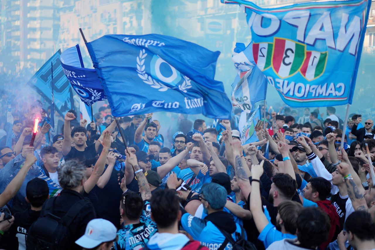 Napoli-fans donderdag voor het eigen Diego Armando Maradona-stadion.